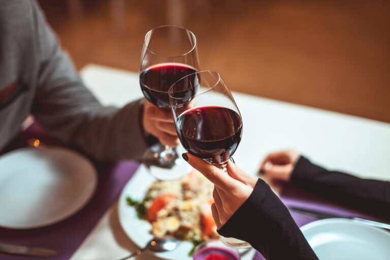 Beautiful,Young,Couple,With,Glasses,Of,Red,Wine,In,Luxury