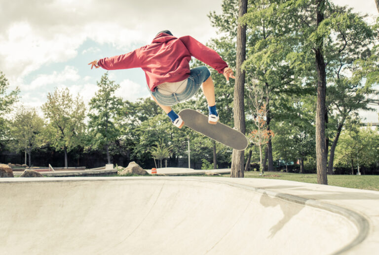 Young,Man,Making,Skateboarding,Outdoor,In,A,Skate,Park