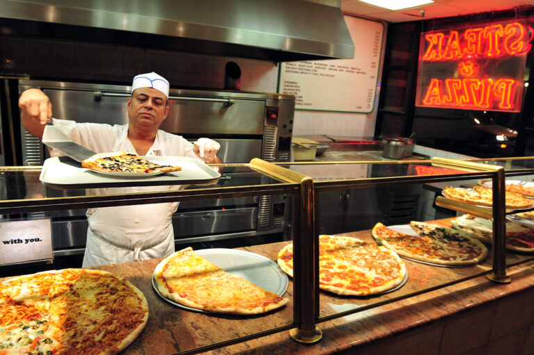 New,York,City,-,Oct,11,2009:pizza,Chef,Preparing,Nyc