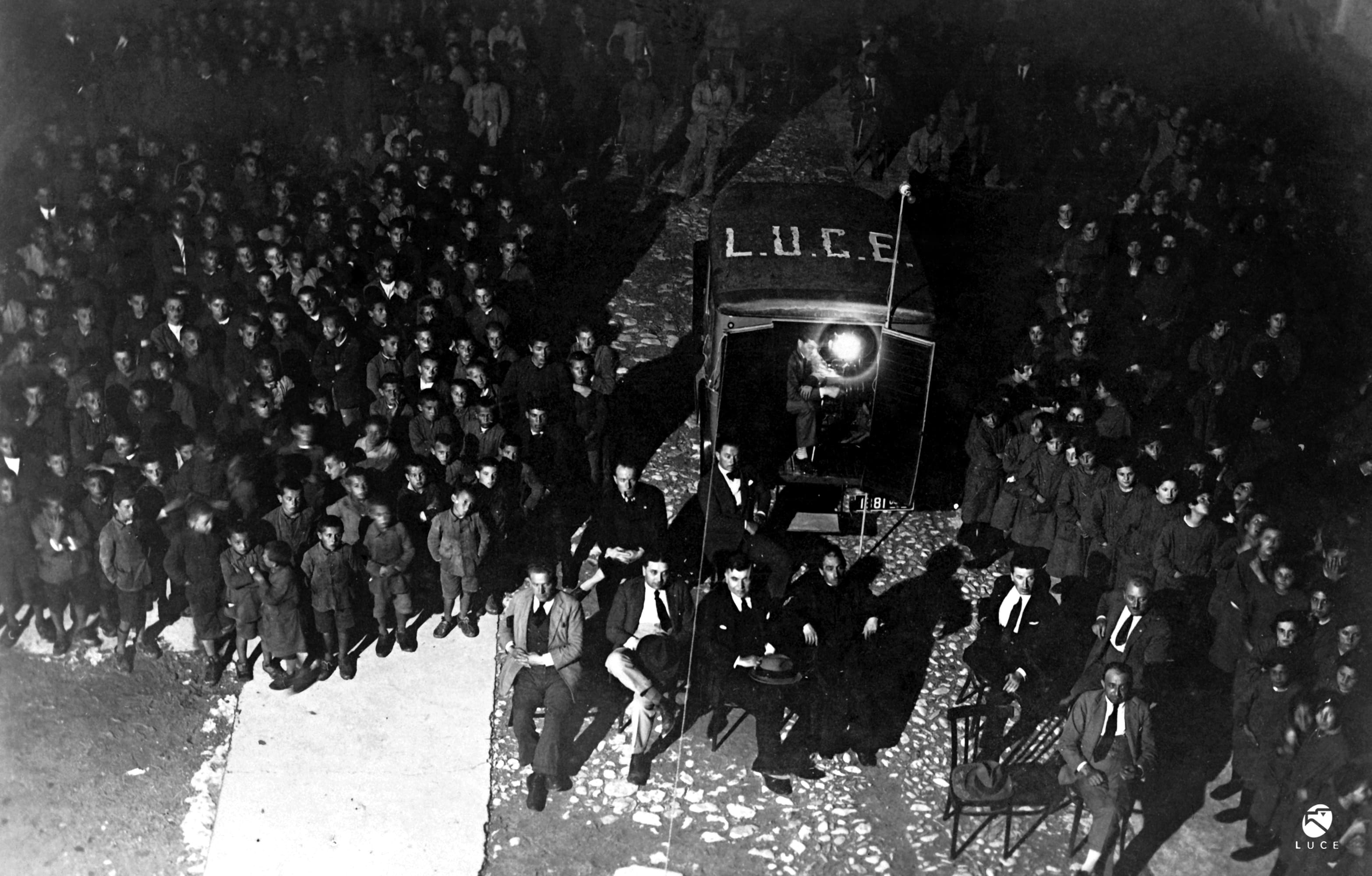 Proiezione del cinema ambulante Luce all'orfanotrofio di Rubignacco - 1929 - Foto Archivio Luce