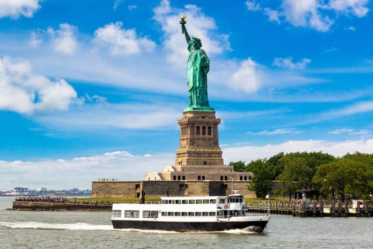 Statue,Of,Liberty,And,Tourist,Ship,Ferry,In,New,York