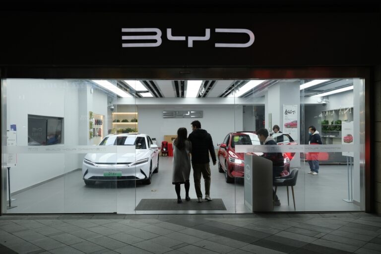 Shanghai.china-nov.27th,2021:,Byd,Ev,Car,Store,And,Customers