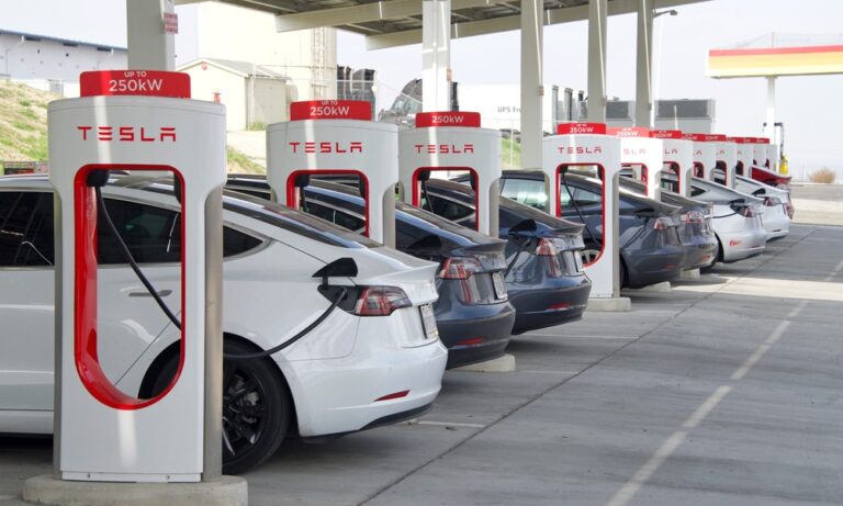 Kettleman,City,,Ca,-,Jan,29,,2022:,Many,Cars,Charging