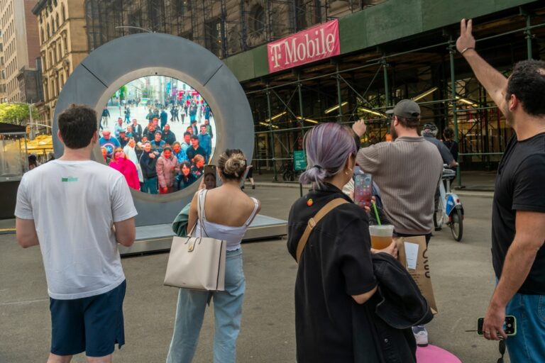 New,York,Ny,Usa-may,8,,2024,Visitors,To,Flatiron,Plaza