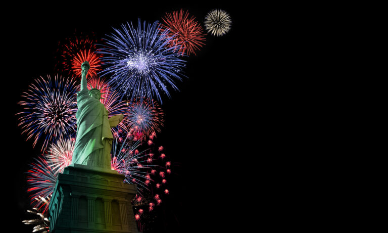 Fireworks,Over,Statue,Of,Liberty