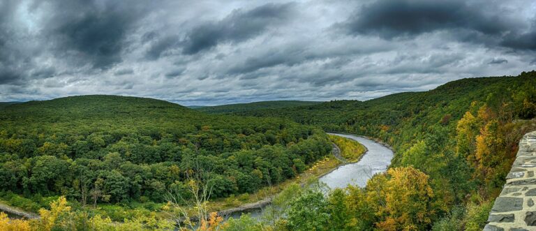 2048px-Delaware_River_from_the_Hawk's_Nest,_New_York