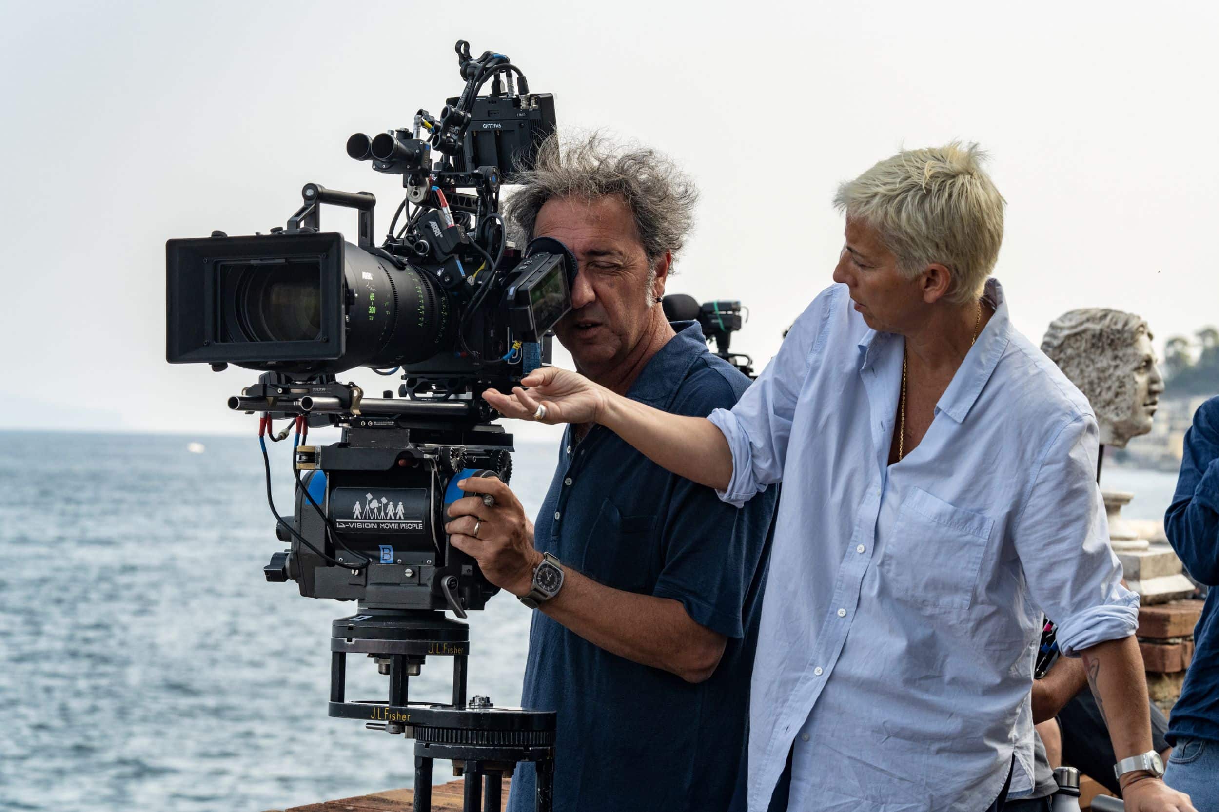 Paolo Sorrentino e Daria D'Antonio mentre filmano Parthenope