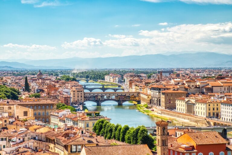 Firenze,Florence,Aerial,View,Of,Ponte,Vecchio,Bridge,During,Beautiful,Sunny