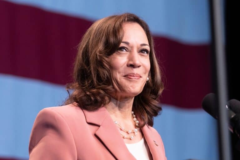 Kamala Harris sorridente con dietro la bandiera americana