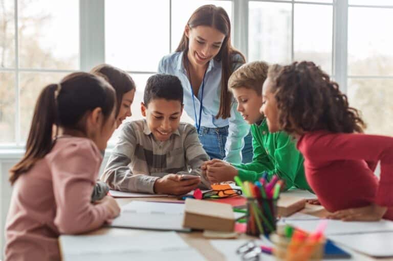 classe di una scuola multiculturale con bambini