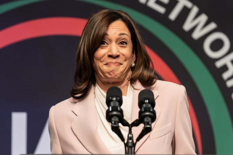 kamala harris sorride