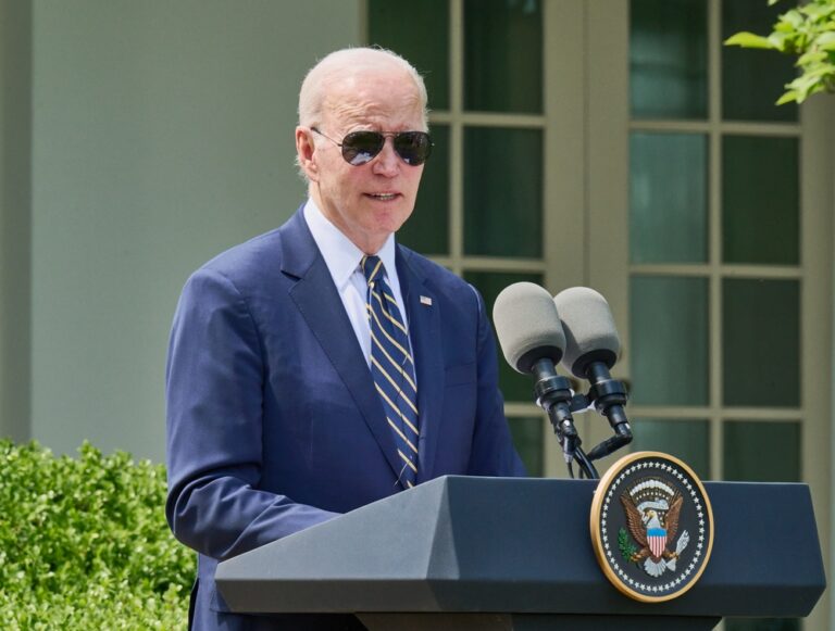 Biden occhiali