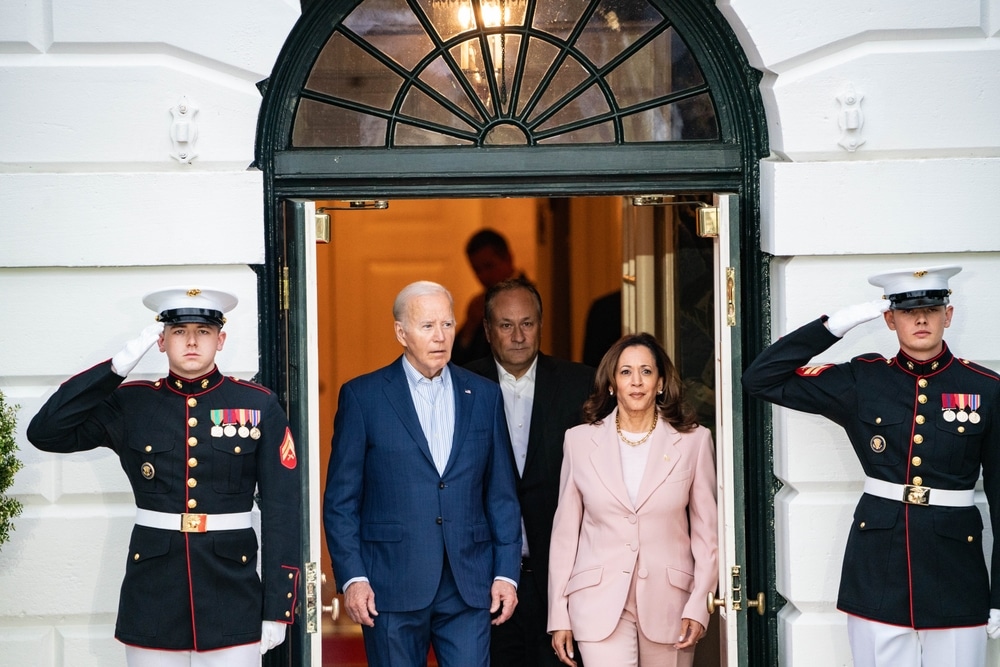 Kamala Harris e Joe Biden escono da una porta 