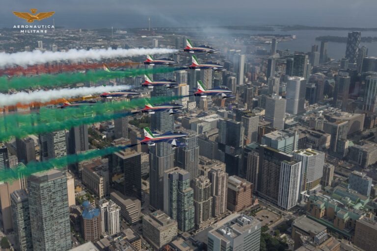 Le Frecce Tricolori volano su Toronto