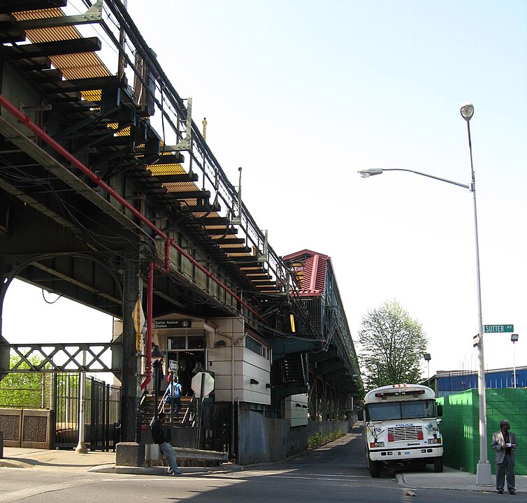 Sparatoria nella metro: quattro feriti