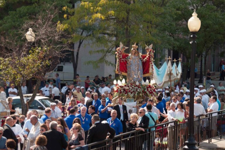 La Madonna dei Martiri durante la processione all'Hoboken Italian Festival