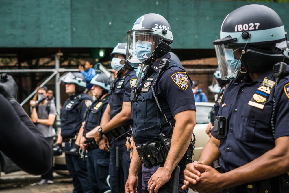 Montano le proteste per la sparatoria della polizia nella metro di Brooklyn