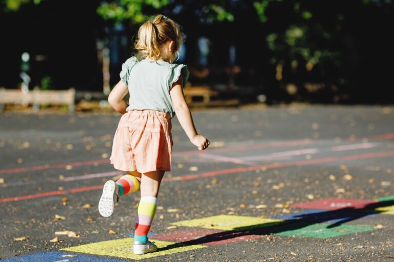 A New York le scuole chiudono le strade adiacenti per far giocare i bambini