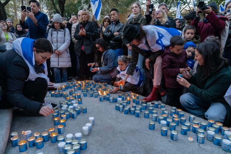 Una fiaccolata per ricordare gli ostaggi rapiti da Hamas, fra cui Hersh Goldberg-Polin