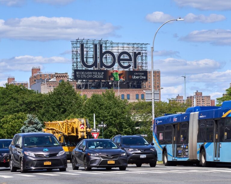 Autista Uber prega durante la corsa: la cliente gli spruzza peperoncino negli occhi