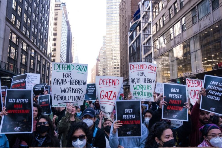 New York in piazza per Gaza: proteste e commemorazioni tra tensioni e arresti