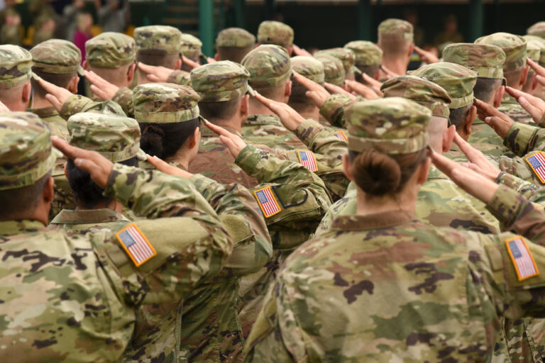 Us,Soldiers,Giving,Salute