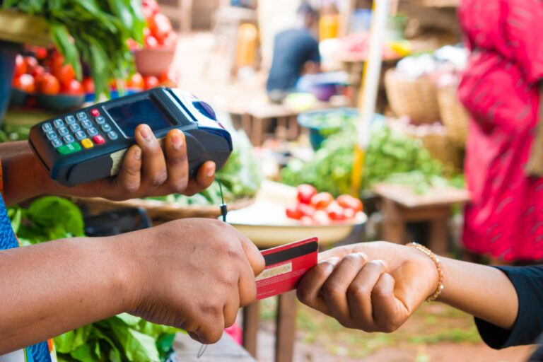 Si interrompe il programma di carte di debito per i migranti