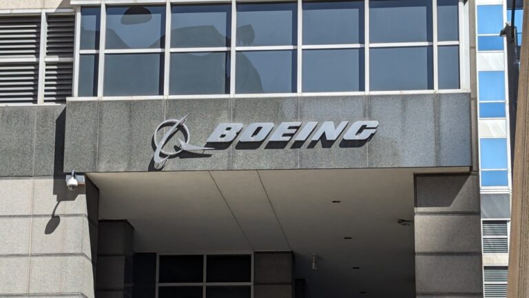 Chicago,,Illinois,,Usa,-,April,8,,2024:,Boeing,Sign,On