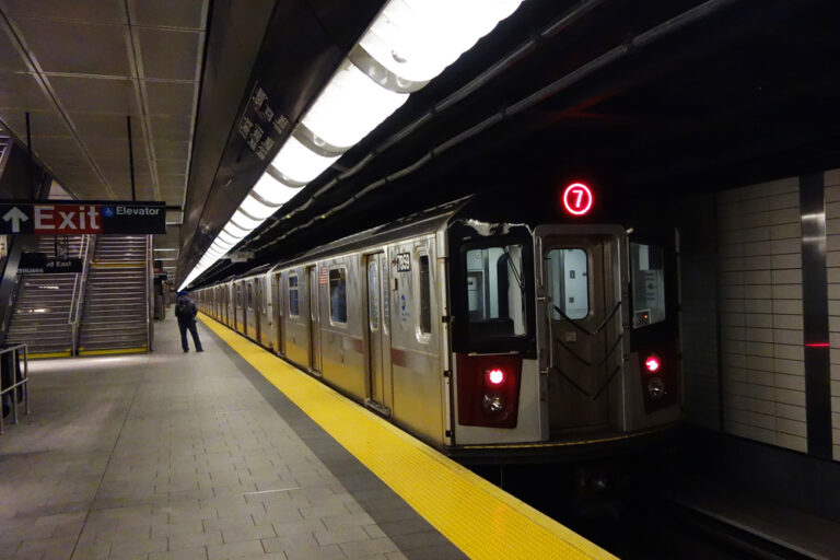 New,York,-,October,26,,2017:,Nyc,Subway,7,Train