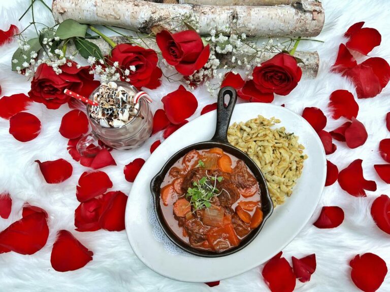 Loreley-Beer-Garden-Valentines-Gulasch-Spaetzle