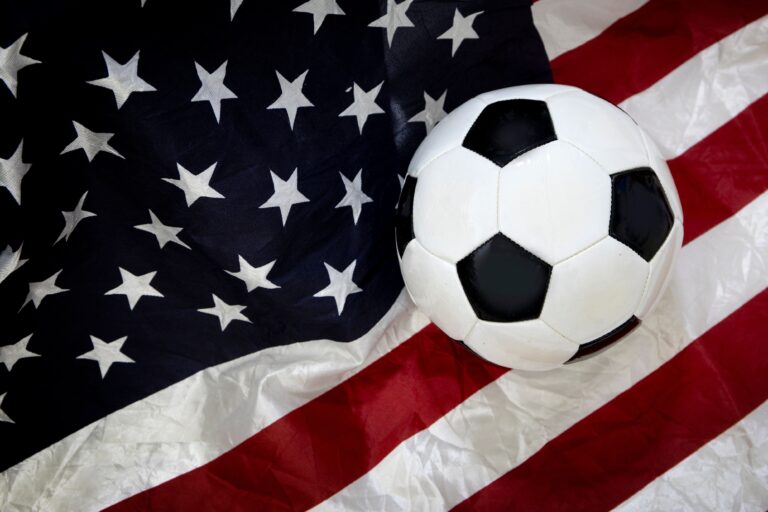 PALLONE-SU-BANDIERA-USA-shutterstock_2605573767 (1)