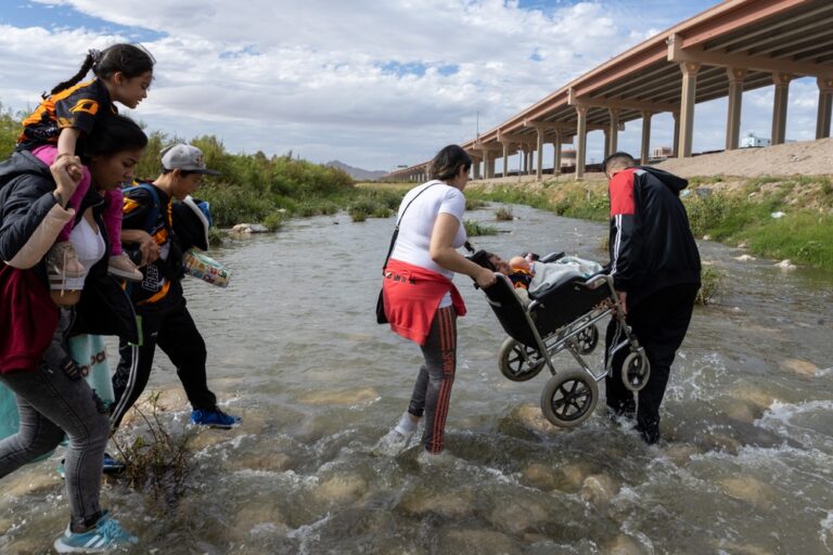 Juarez,,Mexico,10-21-2022:,Venezuelan,Migrants,Cross,The,Rio,Grande,,The