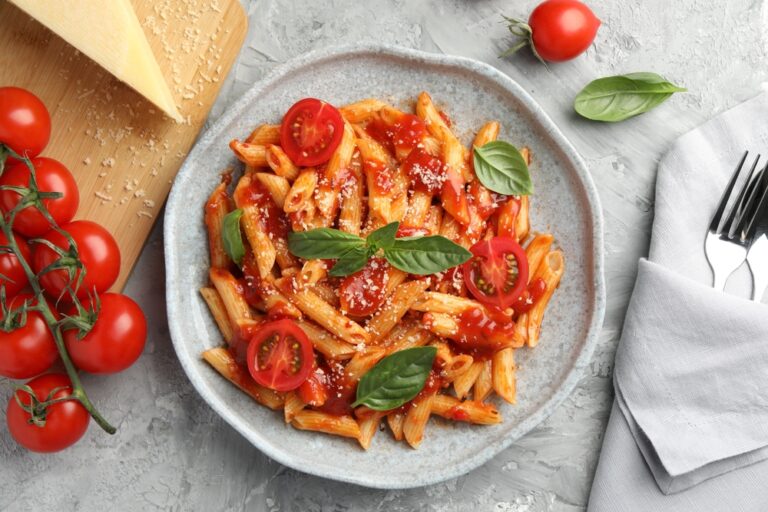 Delicious,Pasta,With,Tomato,Sauce,,Basil,And,Cheese,On,Served