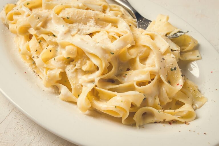 Fettuccine,,Tagliatelle,,In,Creamy,Garlic,Sauce,,Italian,Traditional,Cuisine,,Pasta