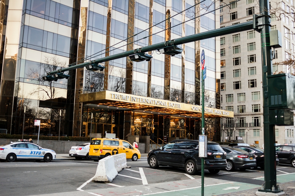 Traffico automobilistico davanti al Trump International Hotel di New York, interessato dal congestion pricing a Manhattan