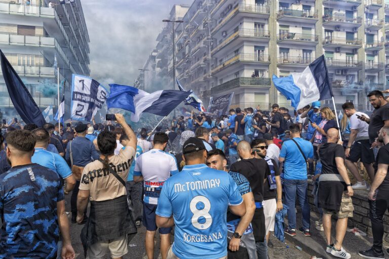 NAPOLI-TIFOSI-SCUDETTO-2025-shutterstock_2632045787 (1)
