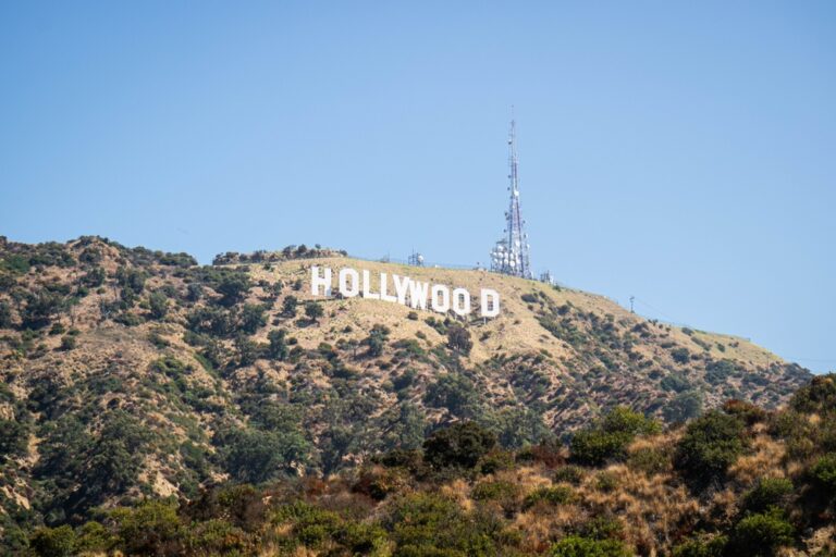 Hollywood,Sign,Park,,An,American,Landmark,And,Cultural,Icon,Overlooking