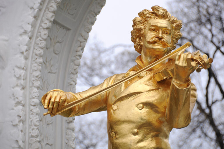Vienna,,Austria,-,April,2011:,Golden,Statue,Of,Johann,Strauss