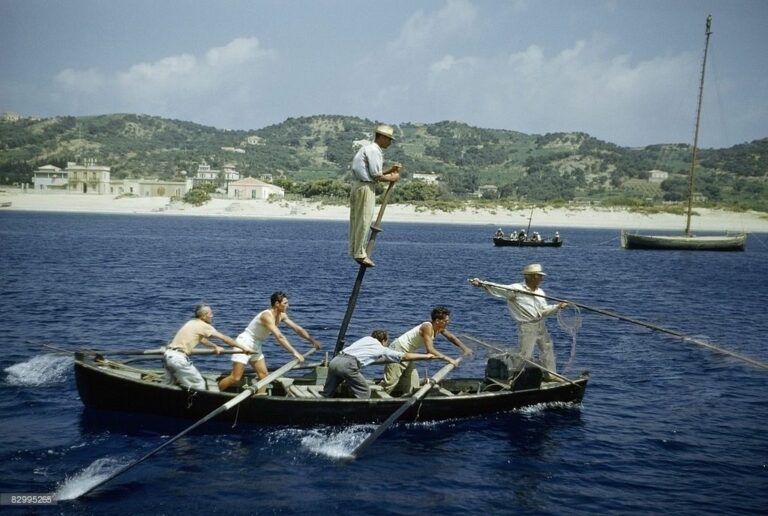 U luntru, antica imbarcazione, in azione per la caccia al pescespada. Sullo sfondo un'antica feluca di posta, foto da i.pinimg