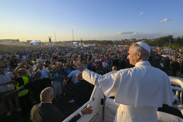 Il Papa ai giovani, 'costruite un mondo più umano'
