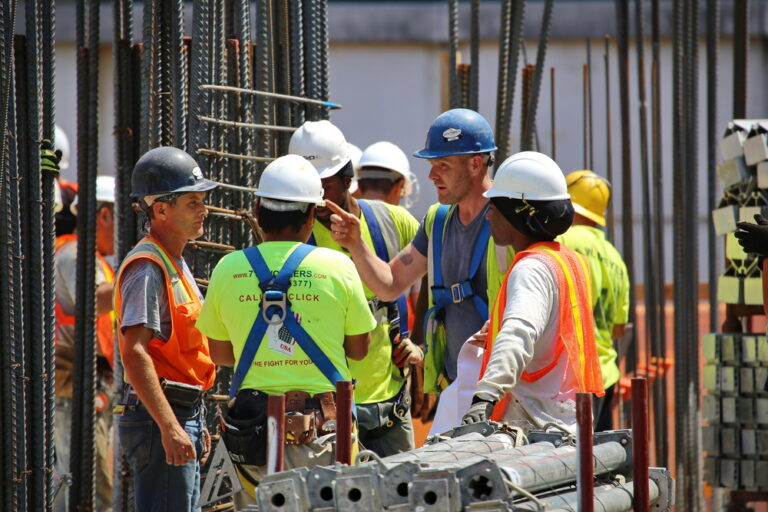 New,York,,Us,-,August,2015:,Workers,On,A,Building