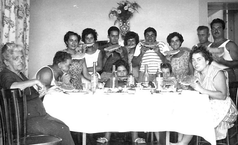 Ferragosto in famiglia con presenza della nonna, estate 1961