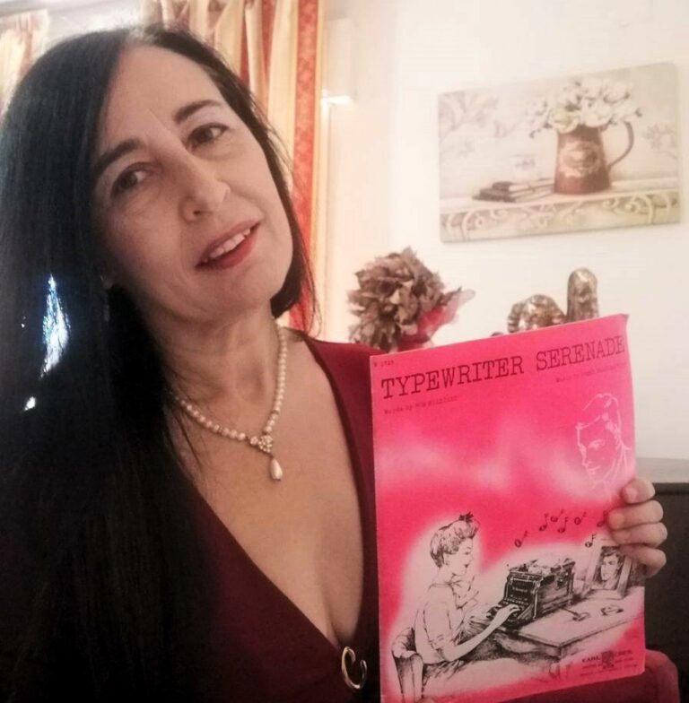 Claudia Aliotta con uno spartito di una composizione di Irene Higginbotham