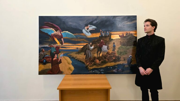 Fantera posa con quadro