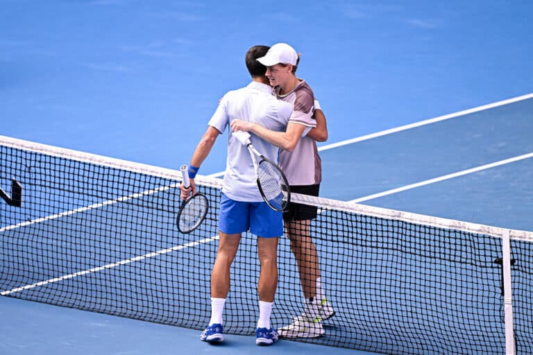 Sinner-Djokovic-abbraccio-shutterstock_2418094645 (1)