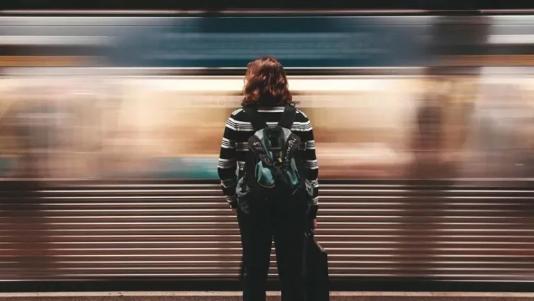 motion-blur-person-subway-feature-825x465