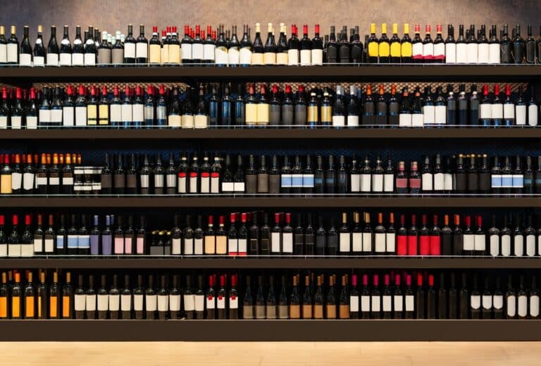 Colorful,Picture,Of,Many,Wine,Bottles,On,Shelves,In,Liquor