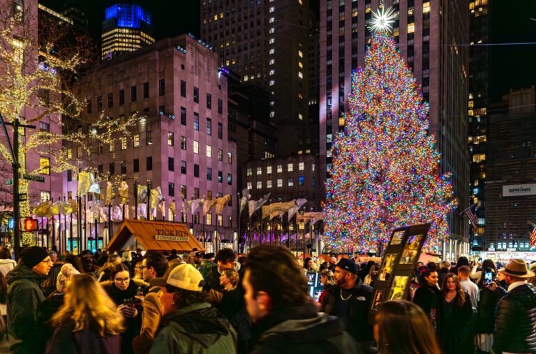 New,York,,Ny,,Us,-,Dec,18,,2023:,Crowd,In