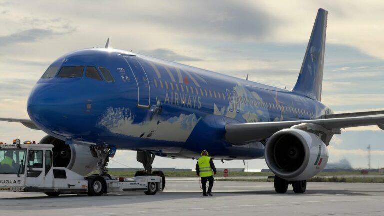 È passato da Genova un vero colpo d’occhio ✈️La nuova livrea speciale di @itaairways dedicata a