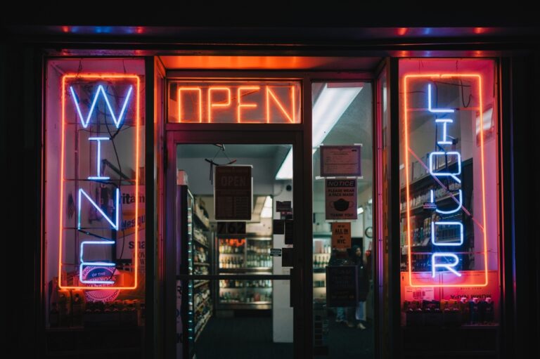 Neon,Signs,For,Wine,And,Liquor,Illuminate,A,Storefront,In